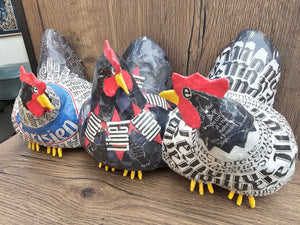 3 poules en papier mâché-Aude Goalec et Nicole Jacobs - Sculpture en papier mâché
