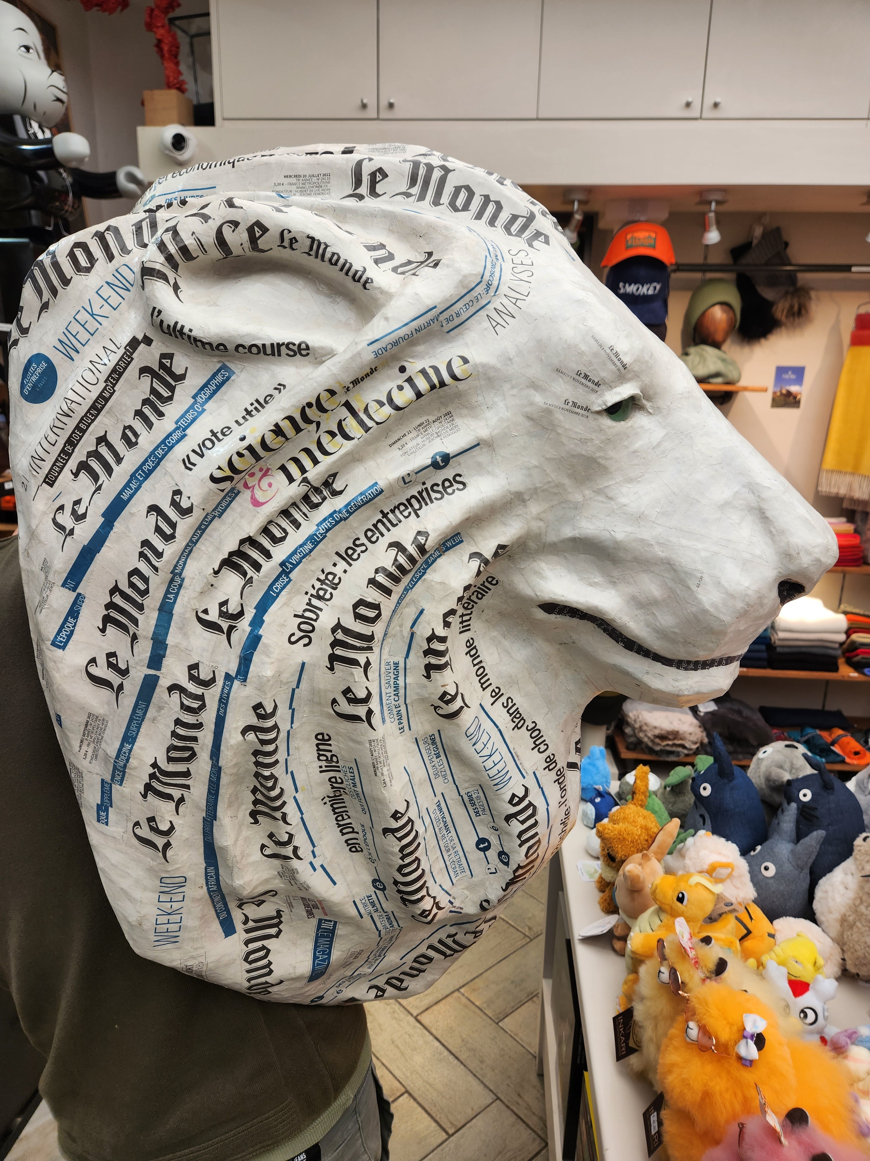 Trophée de lion en papier mâché - Aude Goalec et Nicole Jacobs Secondary image