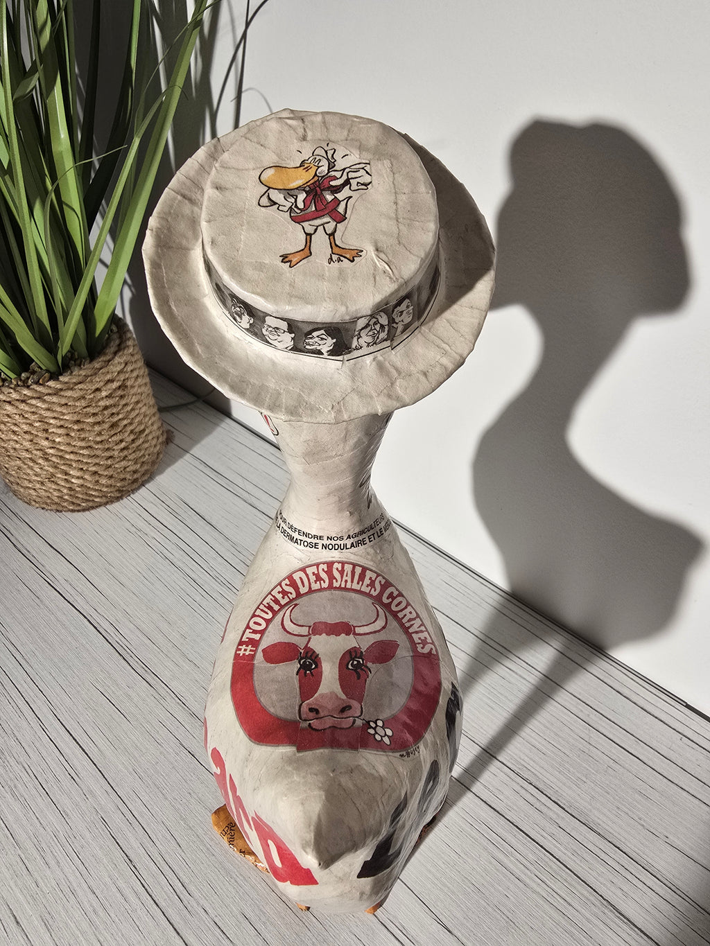 Canard enchaîné en papier mâché - Cornes - Aude Goalec et Nicole Jacobs