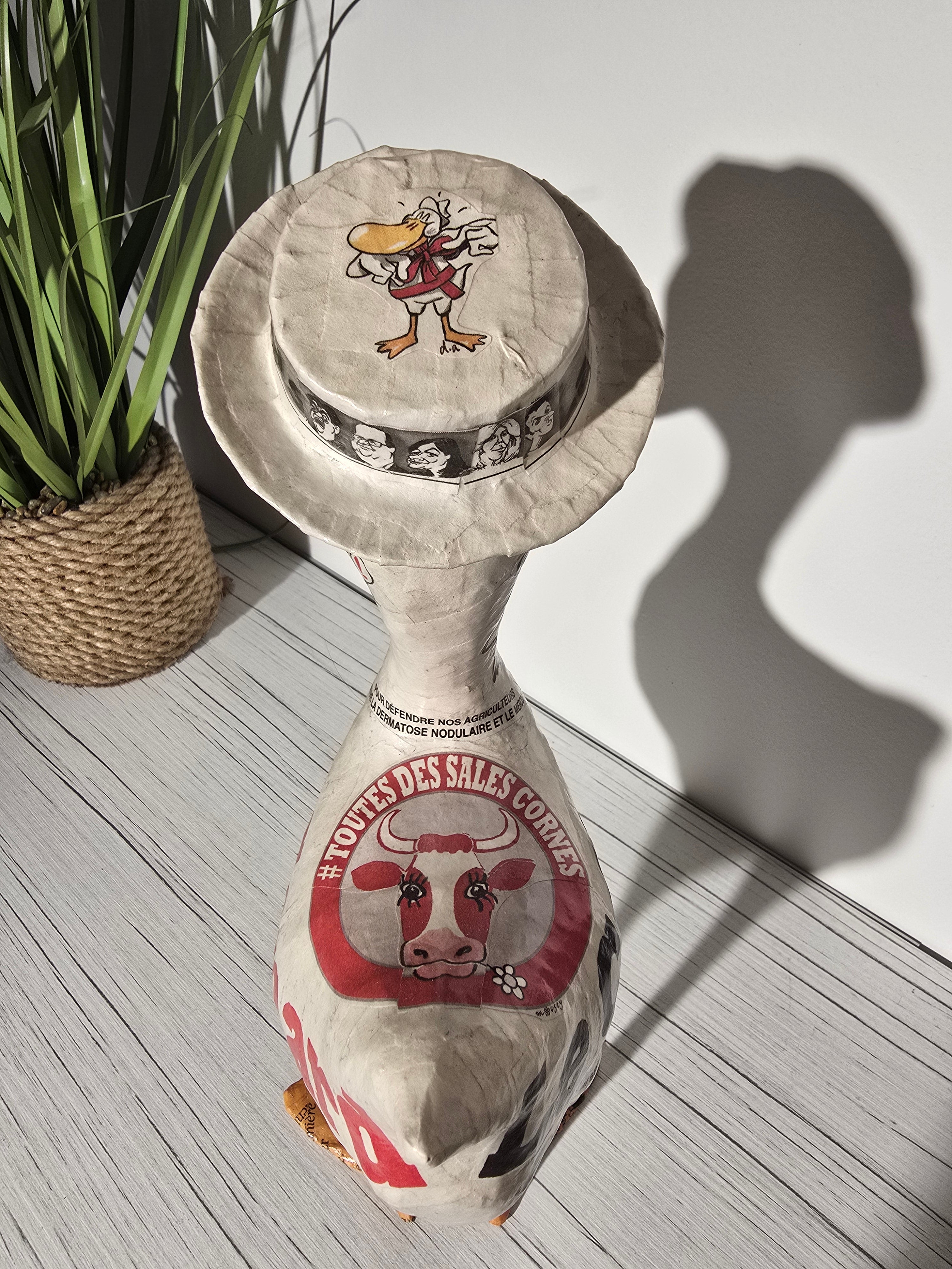 Canard enchaîné en papier mâché - Cornes - Aude Goalec et Nicole Jacobs