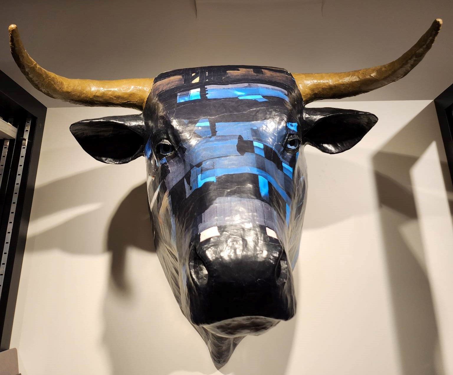 Trophée de Taureau en papier mâché - Aude Goalec et Nicole Jacobs - Sculpture en papier mâché Main image