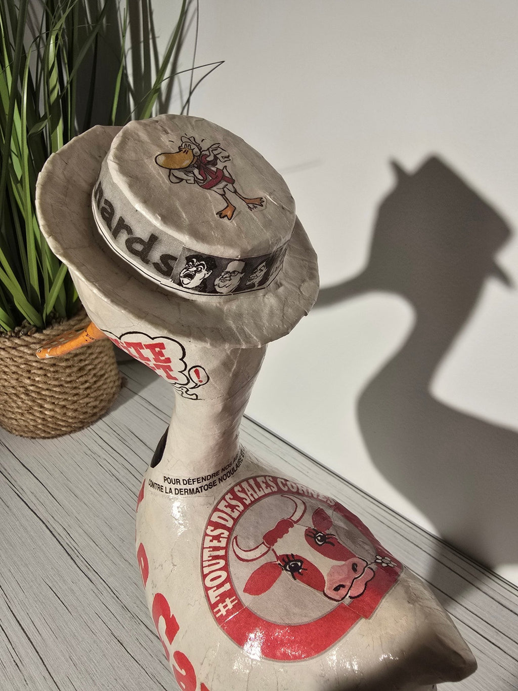 Canard enchaîné en papier mâché - Cornes - Aude Goalec et Nicole Jacobs-Magna-Carta