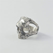 Large bague tête de mort en argent structure de coupe brute - Black Rock Jewel-Magna-Carta