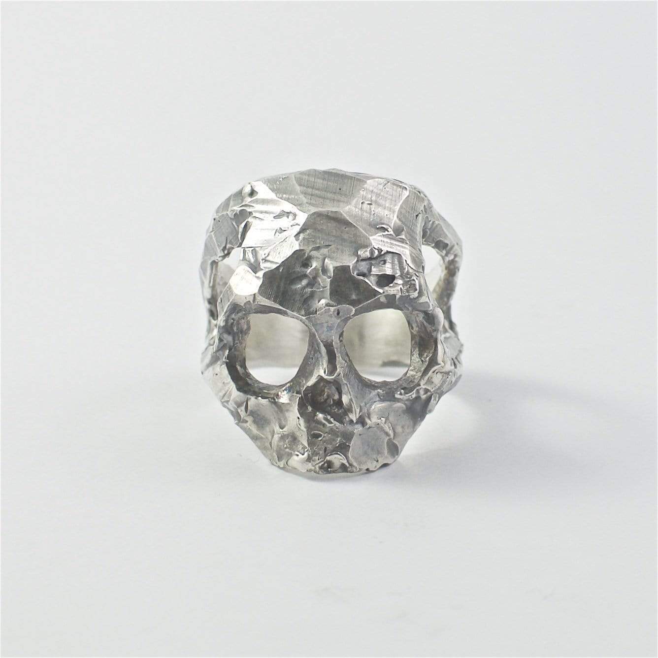 Large bague tête de mort en argent structure de coupe brute - Black Rock Jewel-Magna-Carta