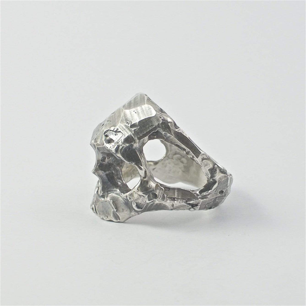 Large bague tête de mort en argent structure de coupe brute - Black Rock Jewel-Magna-Carta