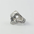Large bague tête de mort en argent structure de coupe brute - Black Rock Jewel-Magna-Carta