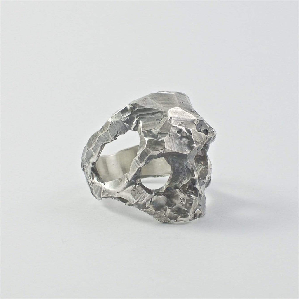 Large bague tête de mort en argent structure de coupe brute - Black Rock Jewel-Magna-Carta