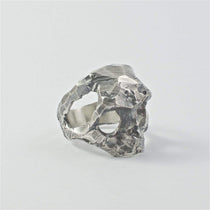 Large bague tête de mort en argent structure de coupe brute - Black Rock Jewel-Magna-Carta