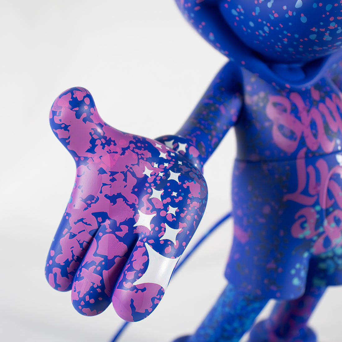 Mickey Welcome Graffiti Nasty Multi Small 30 cm – Leblon Delienne Image secondaire du produit
