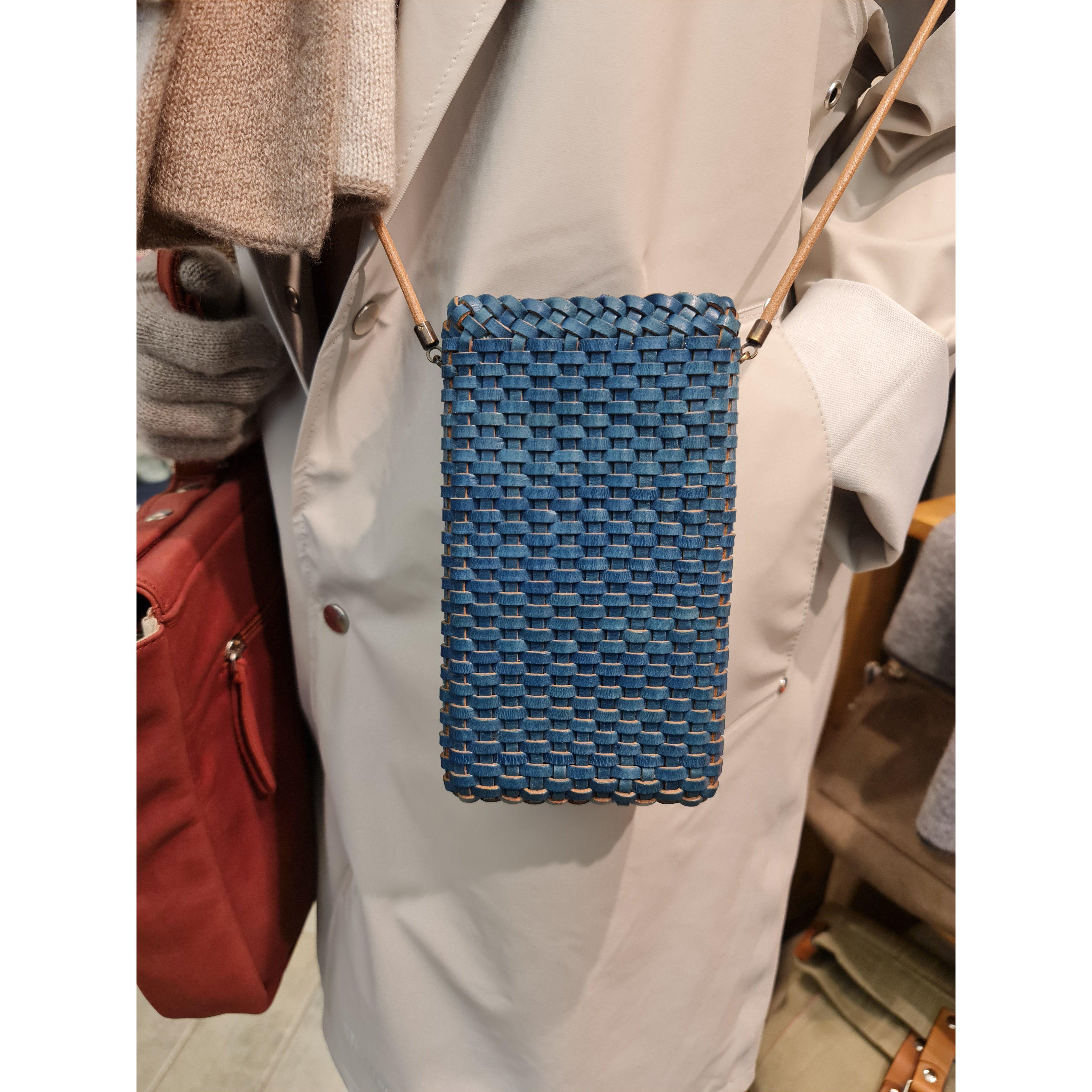 Pochette bandoulière en cuir tressé pour téléphone portable bleu jean - Il Bussetto Image secondaire du produit