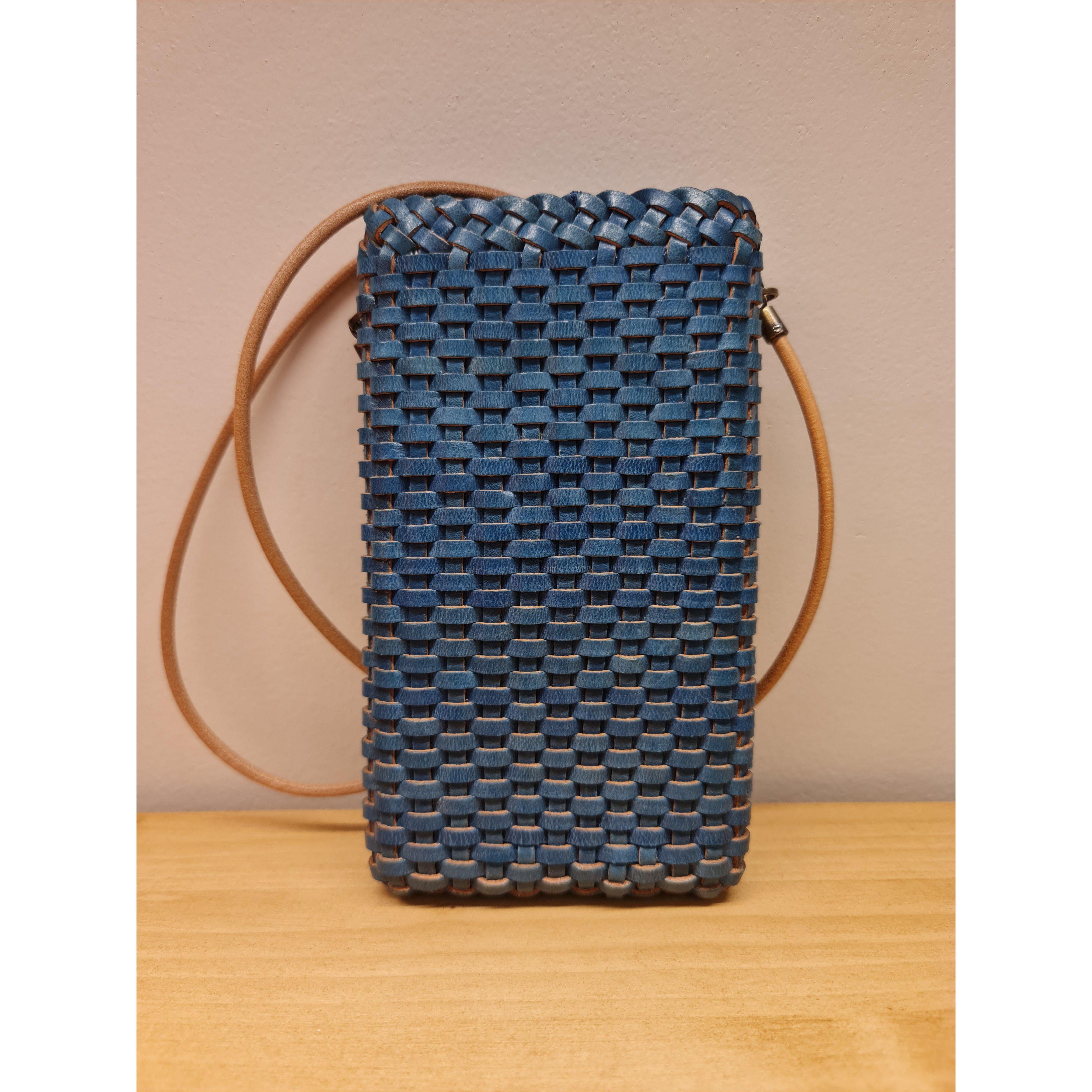 Pochette bandoulière en cuir tressé pour téléphone portable bleu jean - Il Bussetto-Magna-Carta Image principale du produit