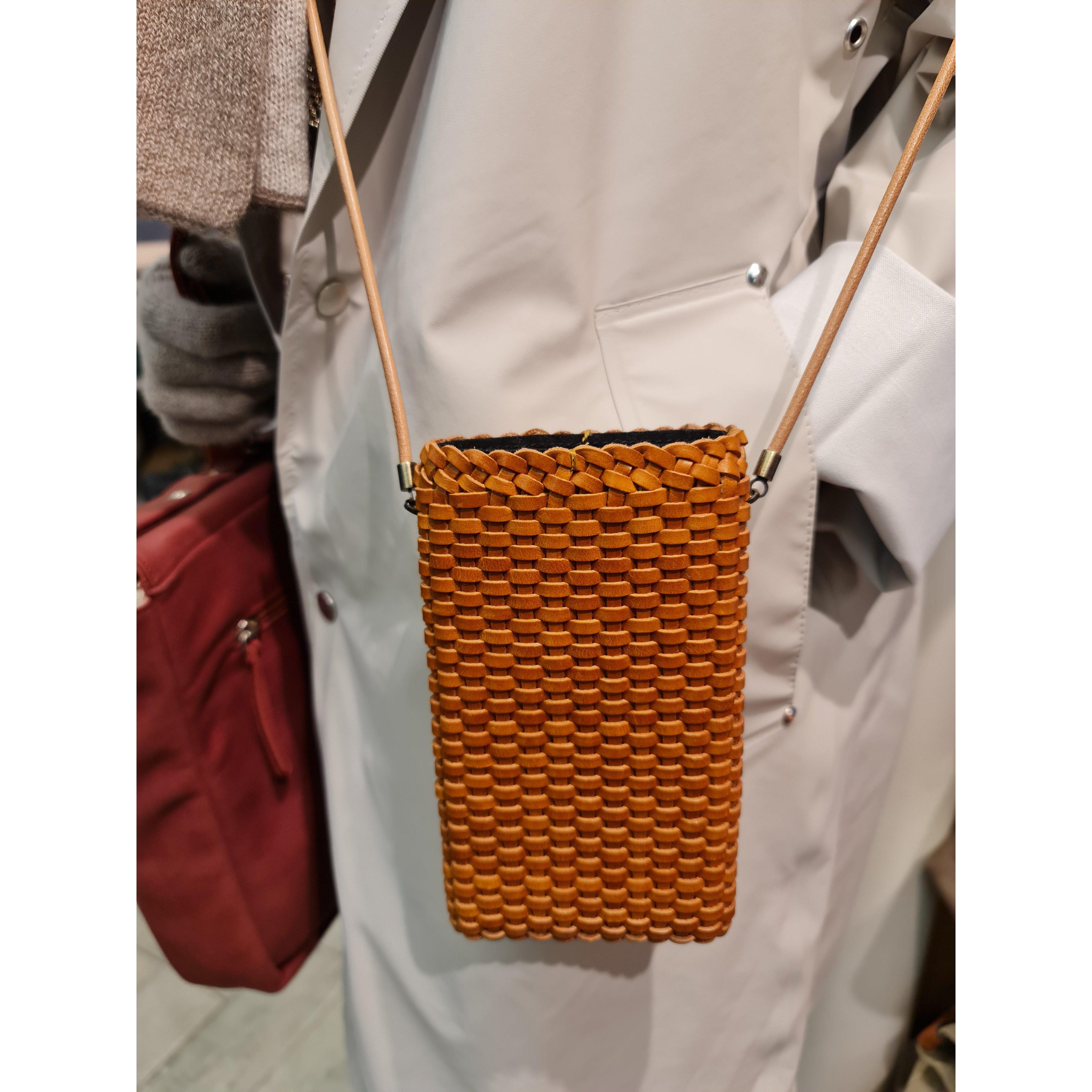 Pochette bandoulière en cuir tressé pour téléphone portable gold - Il Bussetto Image secondaire du produit