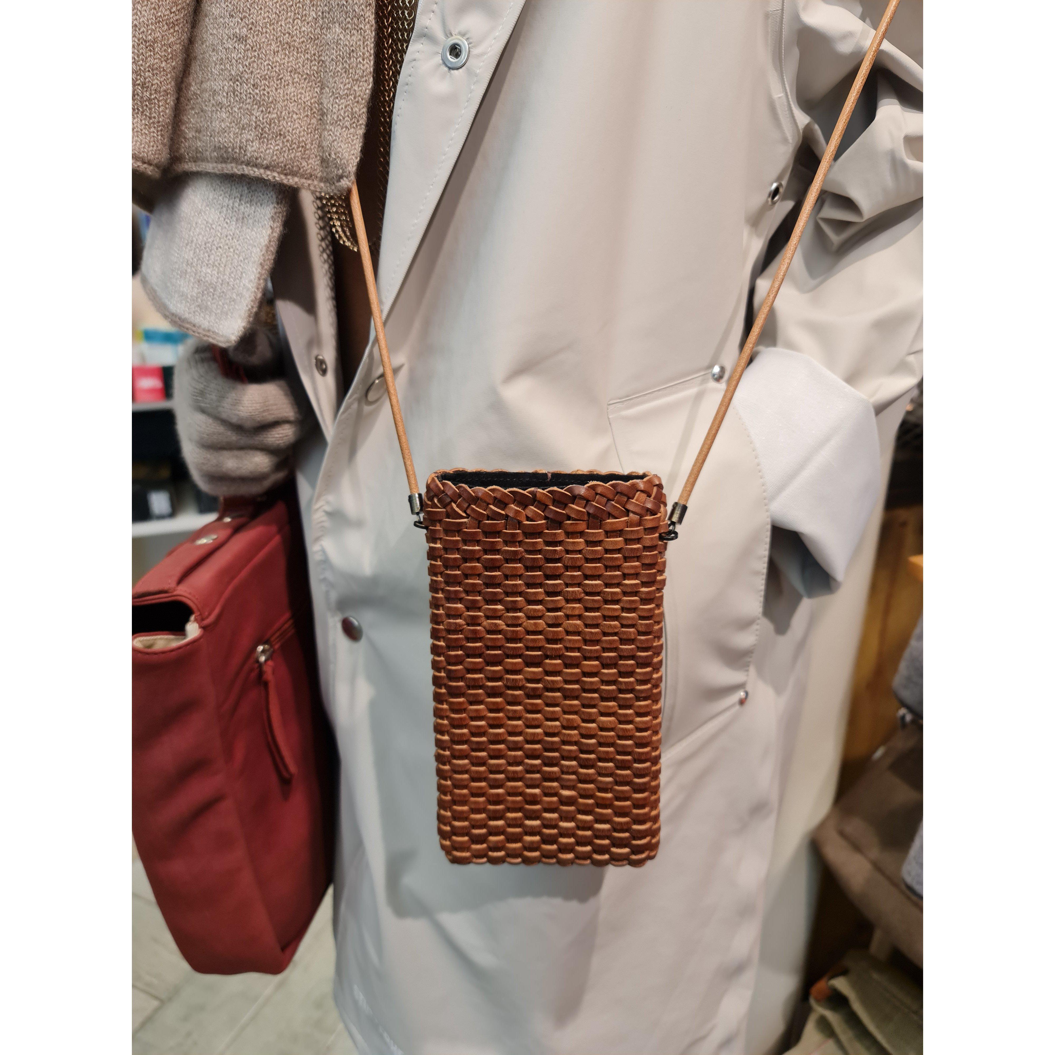 Pochette bandoulière en cuir tressé pour téléphone portable marron - Il Bussetto Image secondaire du produit