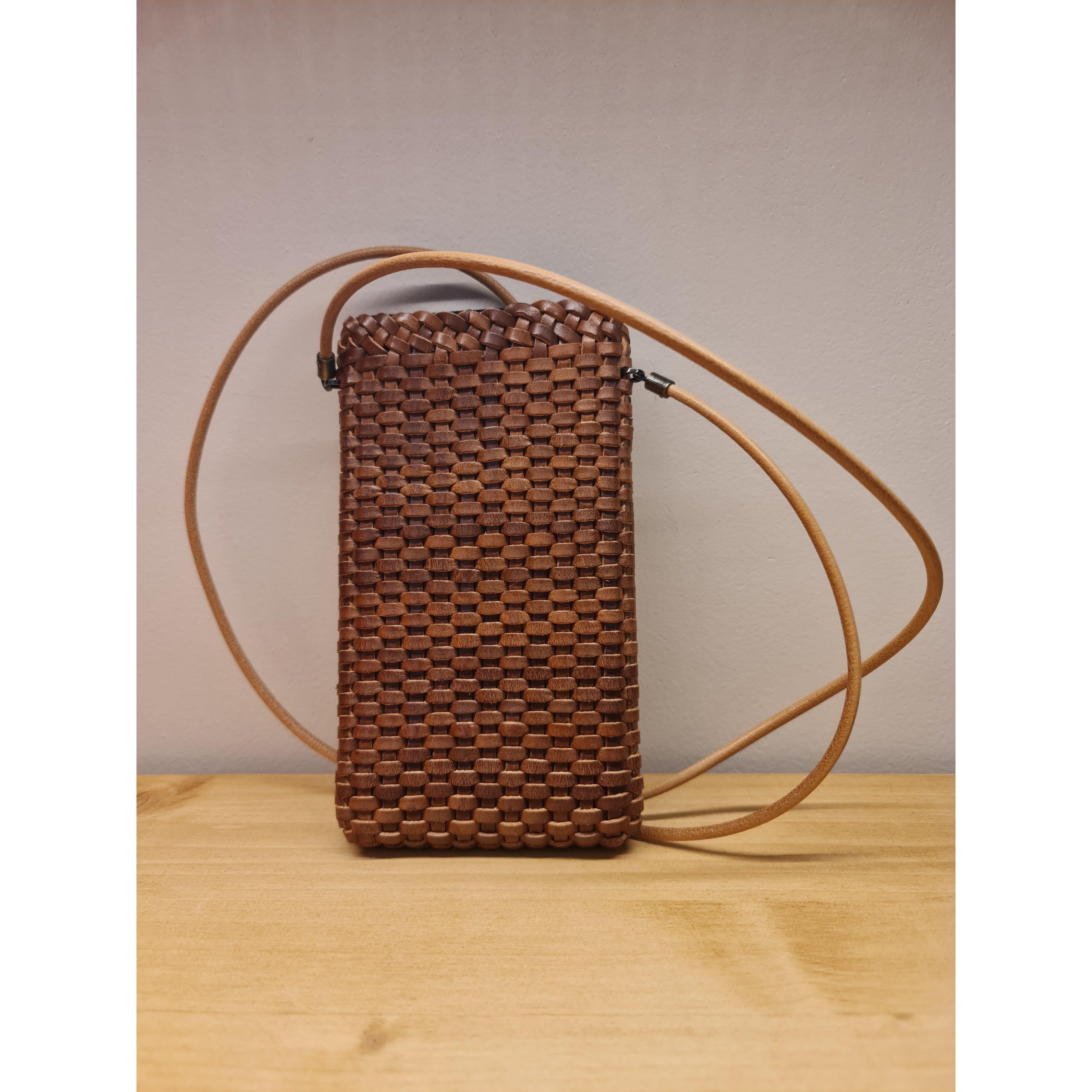 Pochette bandoulière en cuir tressé pour téléphone portable marron - Il Bussetto-Magna-Carta Image principale du produit