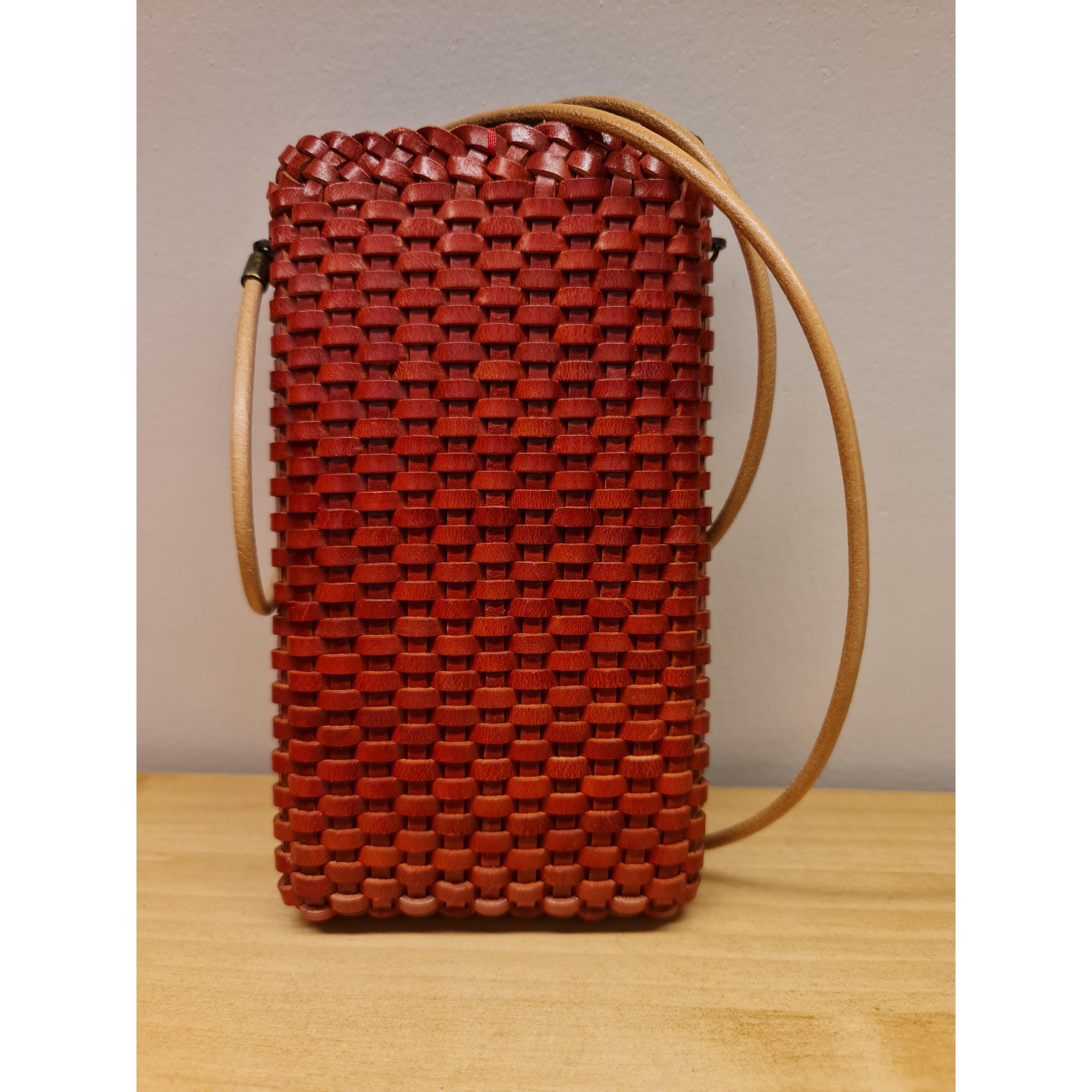 Pochette bandoulière en cuir tressé pour téléphone portable rouge - Il Bussetto-Magna-Carta Image principale du produit