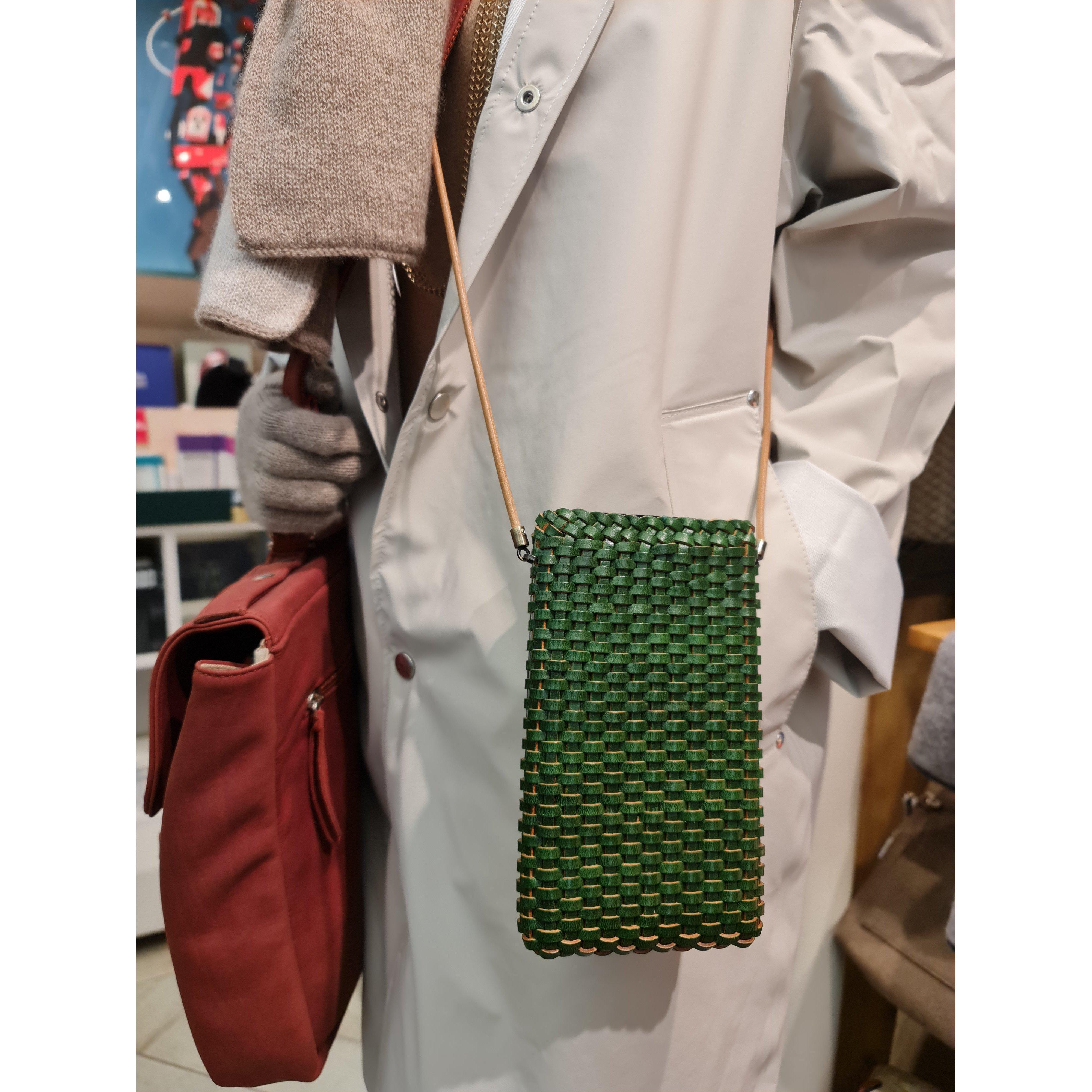Pochette bandoulière en cuir tressé pour téléphone portable vert forêt - Il Bussetto Image secondaire du produit