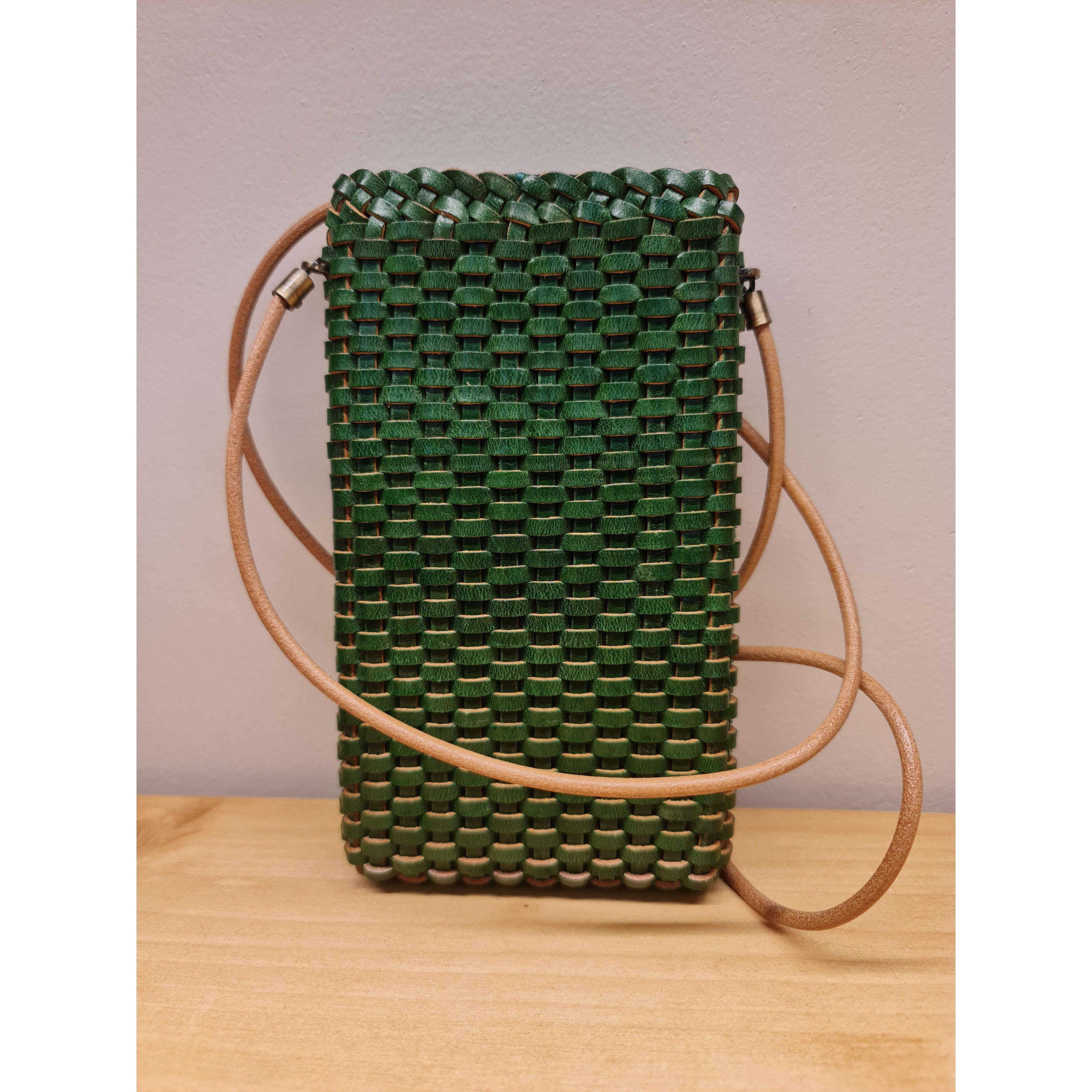 Pochette bandoulière en cuir tressé pour téléphone portable vert forêt - Il Bussetto-Magna-Carta Image principale du produit