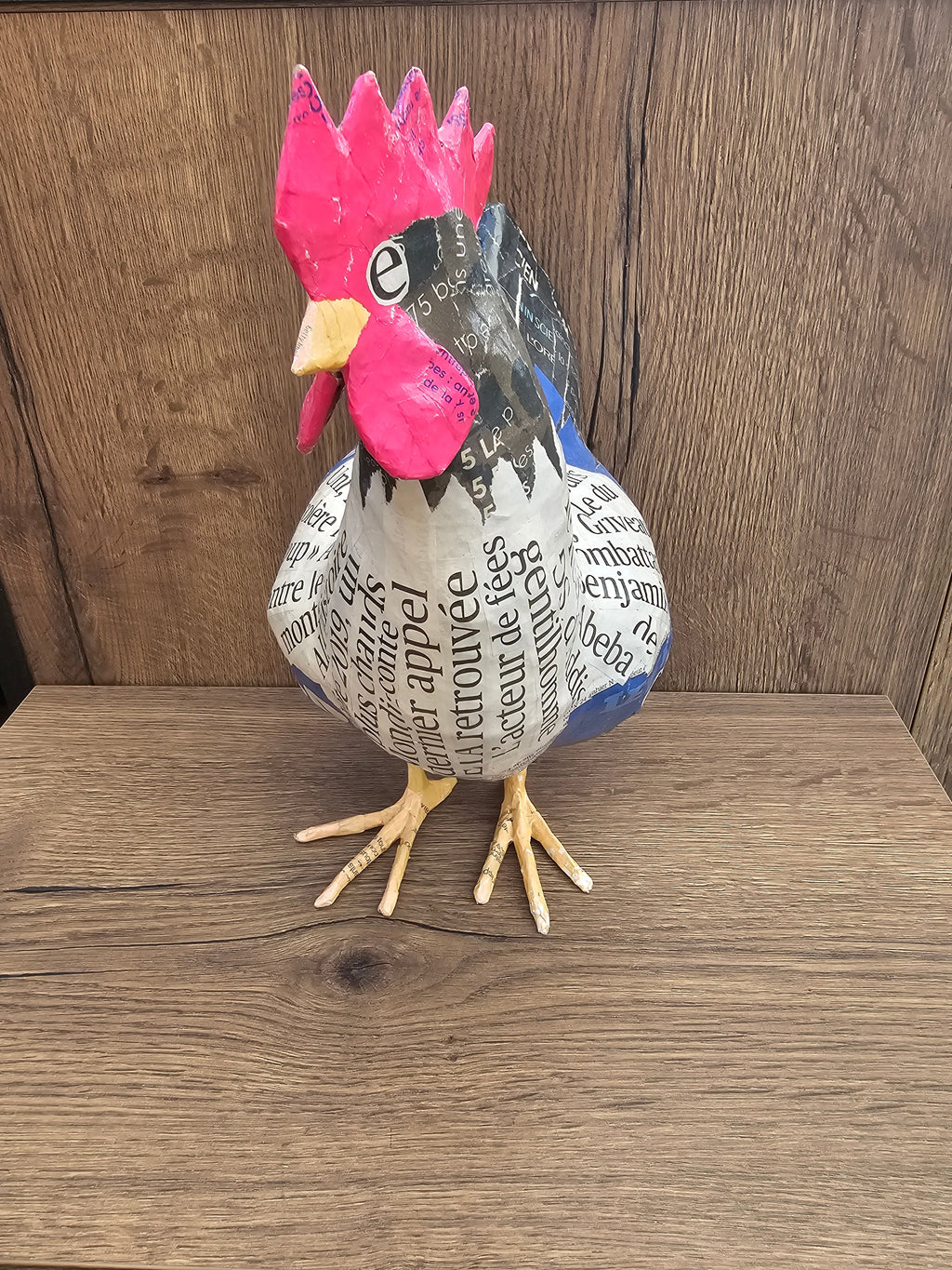 Poule en papier mâché - Le Figaro - Aude Goalec et Nicole Jacobs-Magna-Carta