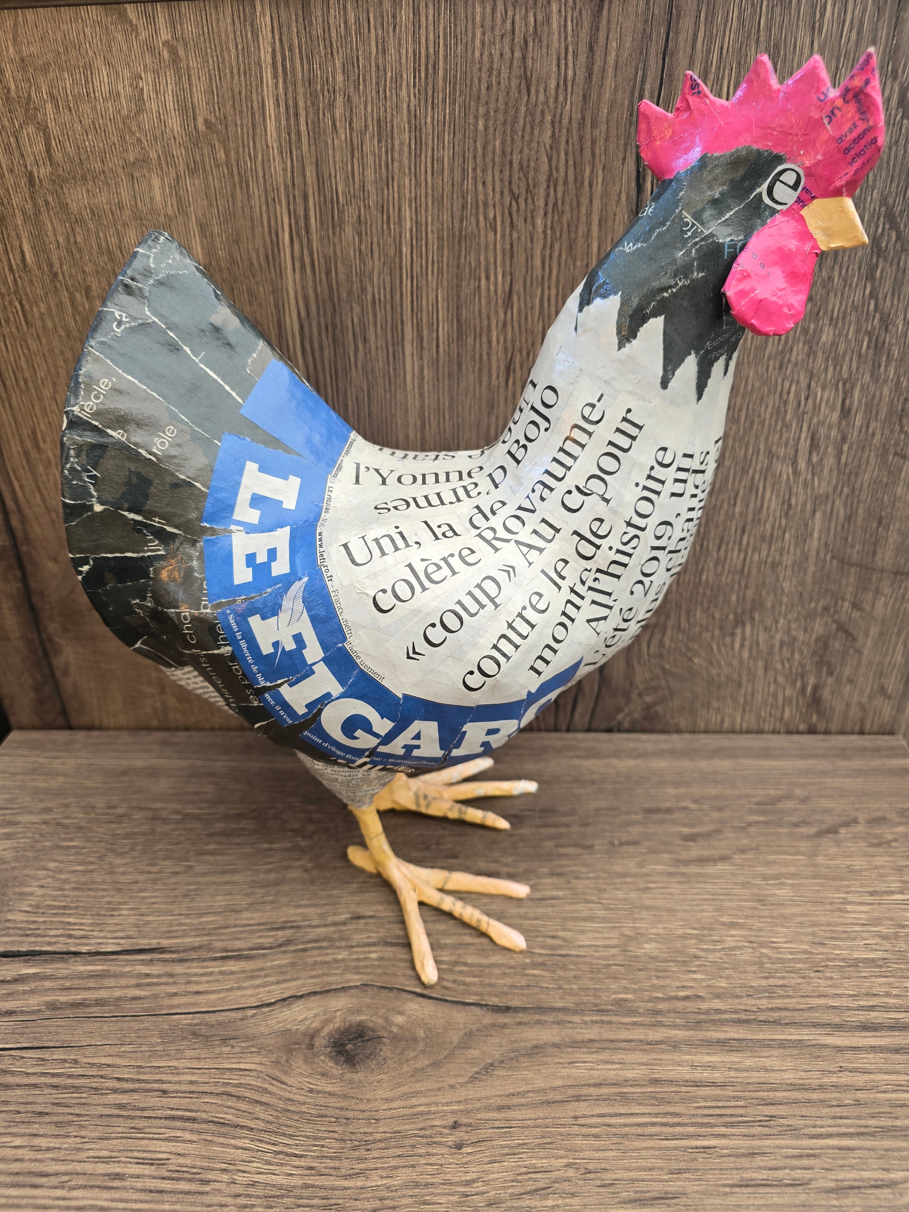 Poule en papier mâché - Le Figaro - Aude Goalec et Nicole Jacobs-Magna-Carta