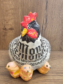 Poule en papier mâché - Le Monde - Aude Goalec et Nicole Jacobs-Magna-Carta
