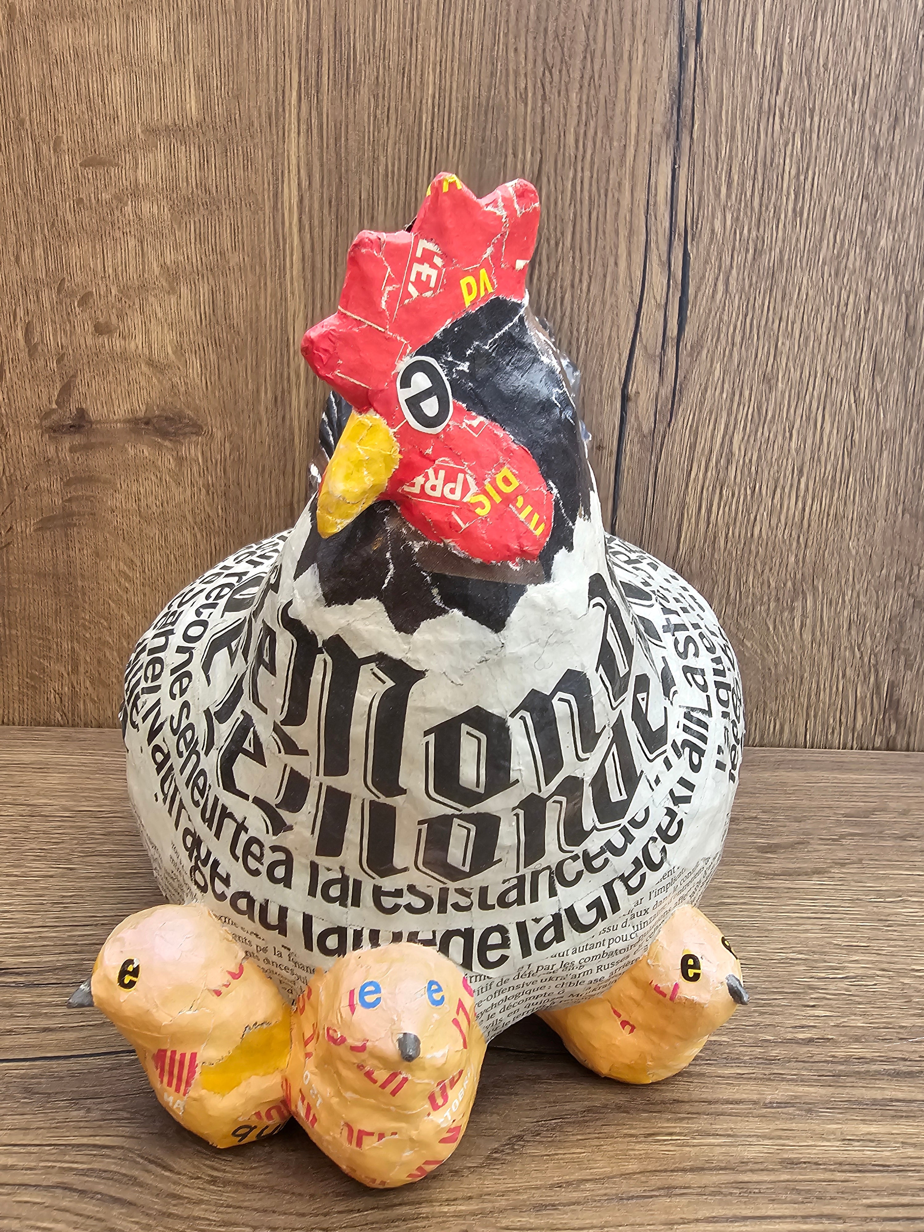 Poule en papier mâché - Le Monde - Aude Goalec et Nicole Jacobs-Magna-Carta