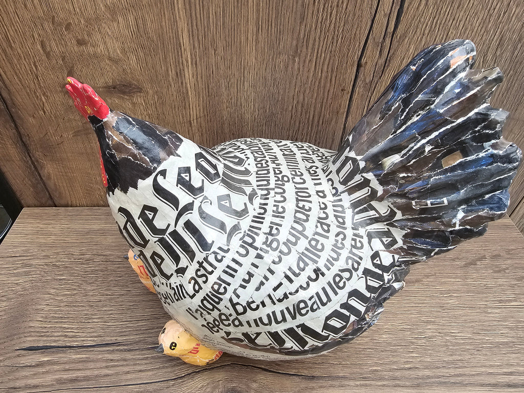 Poule en papier mâché - Le Monde - Aude Goalec et Nicole Jacobs-Magna-Carta