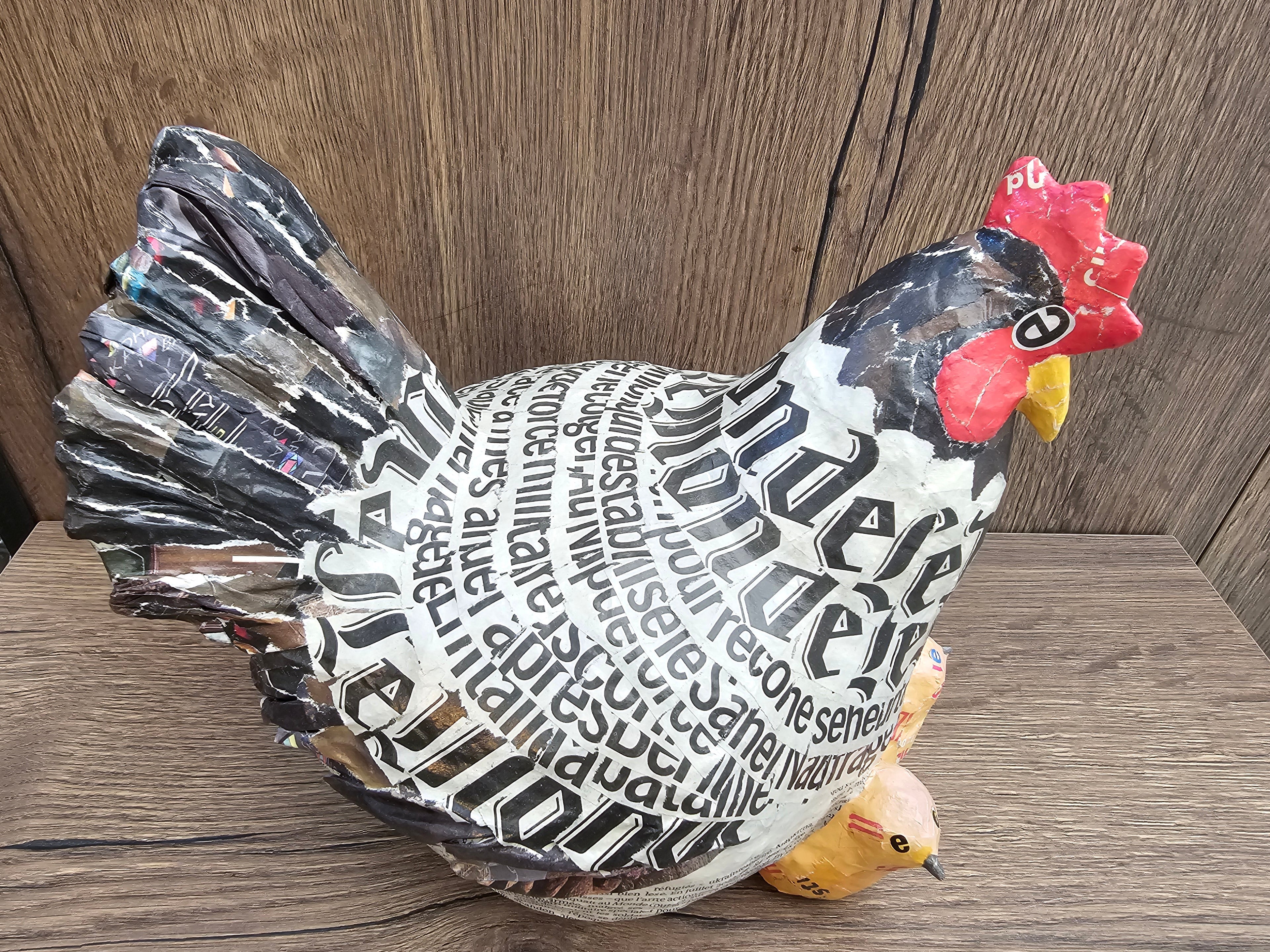 Poule en papier mâché - Le Monde - Aude Goalec et Nicole Jacobs-Magna-Carta
