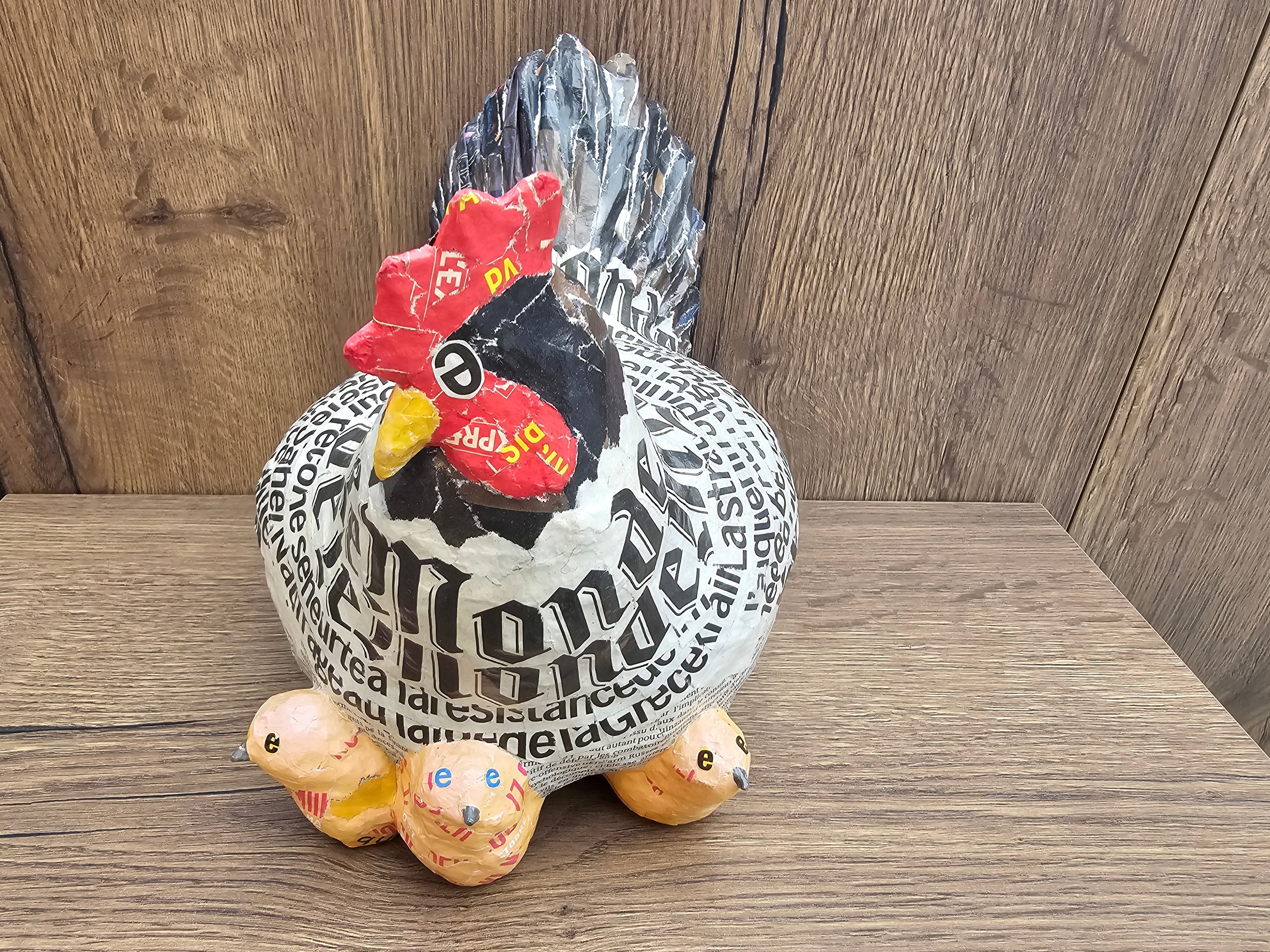 Poule en papier mâché - Le Monde - Aude Goalec et Nicole Jacobs-Magna-Carta