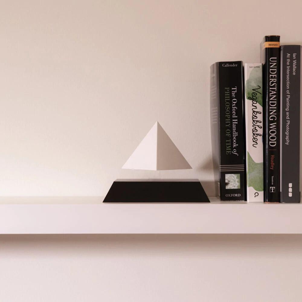 Pyramide en lévitation - Noir/Iridescent lumineux - Flyte-Magna-Carta