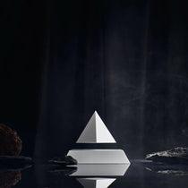 Pyramide en lévitation - Noir/Iridescent lumineux - Flyte-Magna-Carta