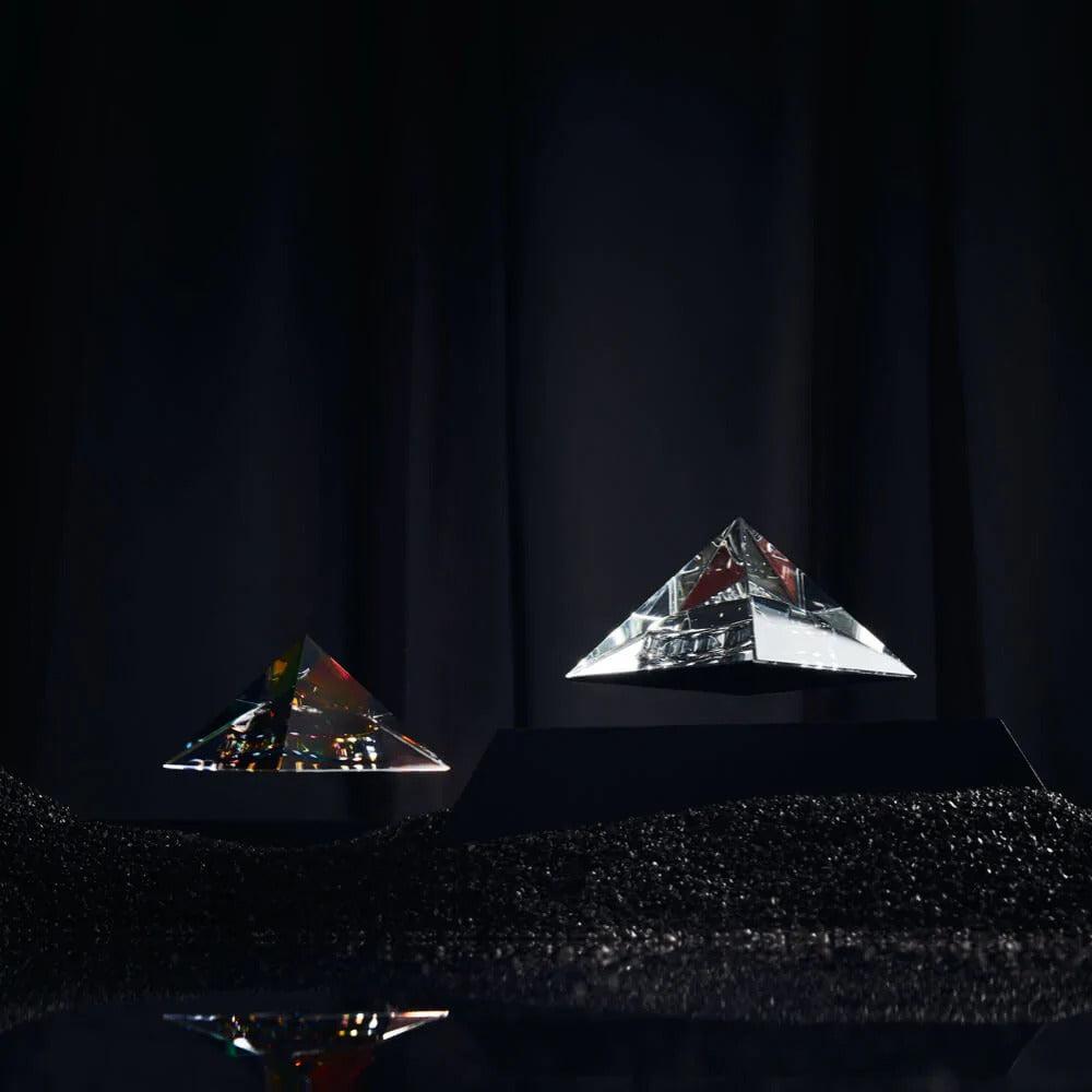Pyramide en lévitation - Noir/Noir - Flyte-Magna-Carta