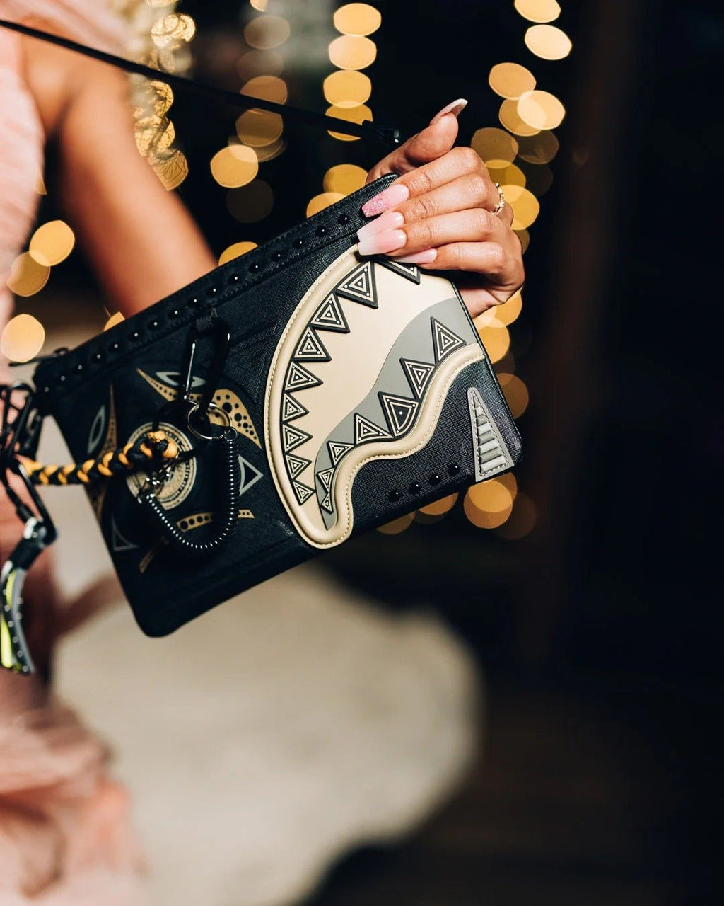 Sac - AI WONDERLAND GOLD AND BLACK CROSSOVER CLUTCH - SPRAYGROUND-Magna-Carta