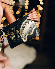 Sac - AI WONDERLAND GOLD AND BLACK CROSSOVER CLUTCH - SPRAYGROUND-Magna-Carta