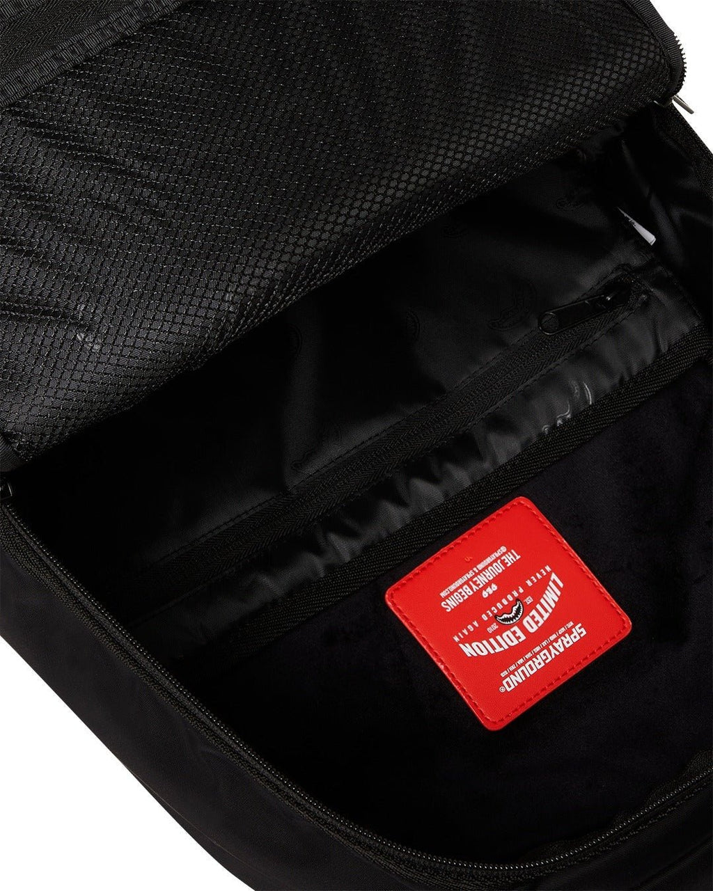 Sac à dos - SHARK CENTRAL HAZARD PAY DLXS BACKPACK - SPRAYGROUND-Magna-Carta