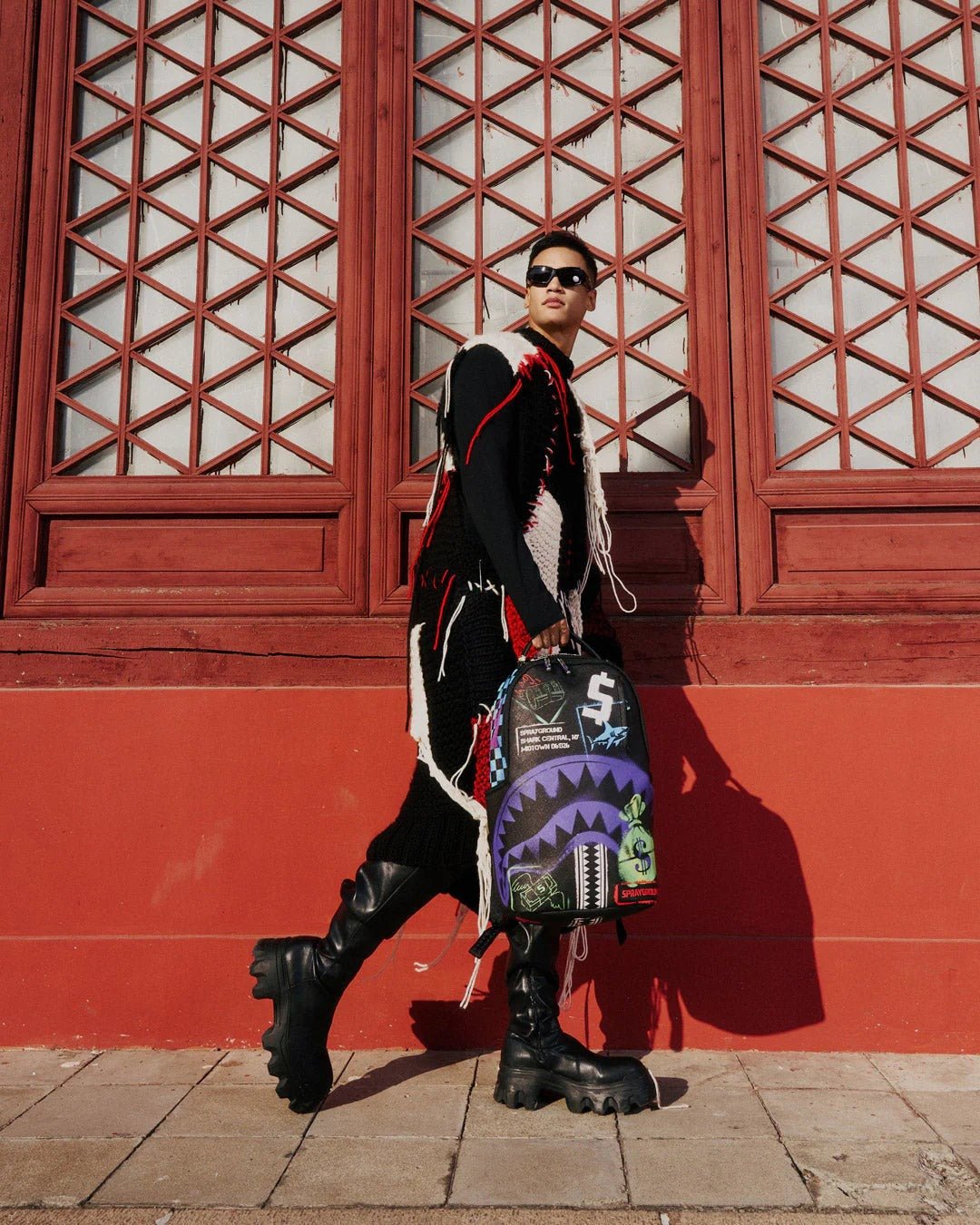 Sac à dos - SHARK CENTRAL STENCILS- BLACK DLXSV BACKPACK - SPRAYGROUND Secondary image