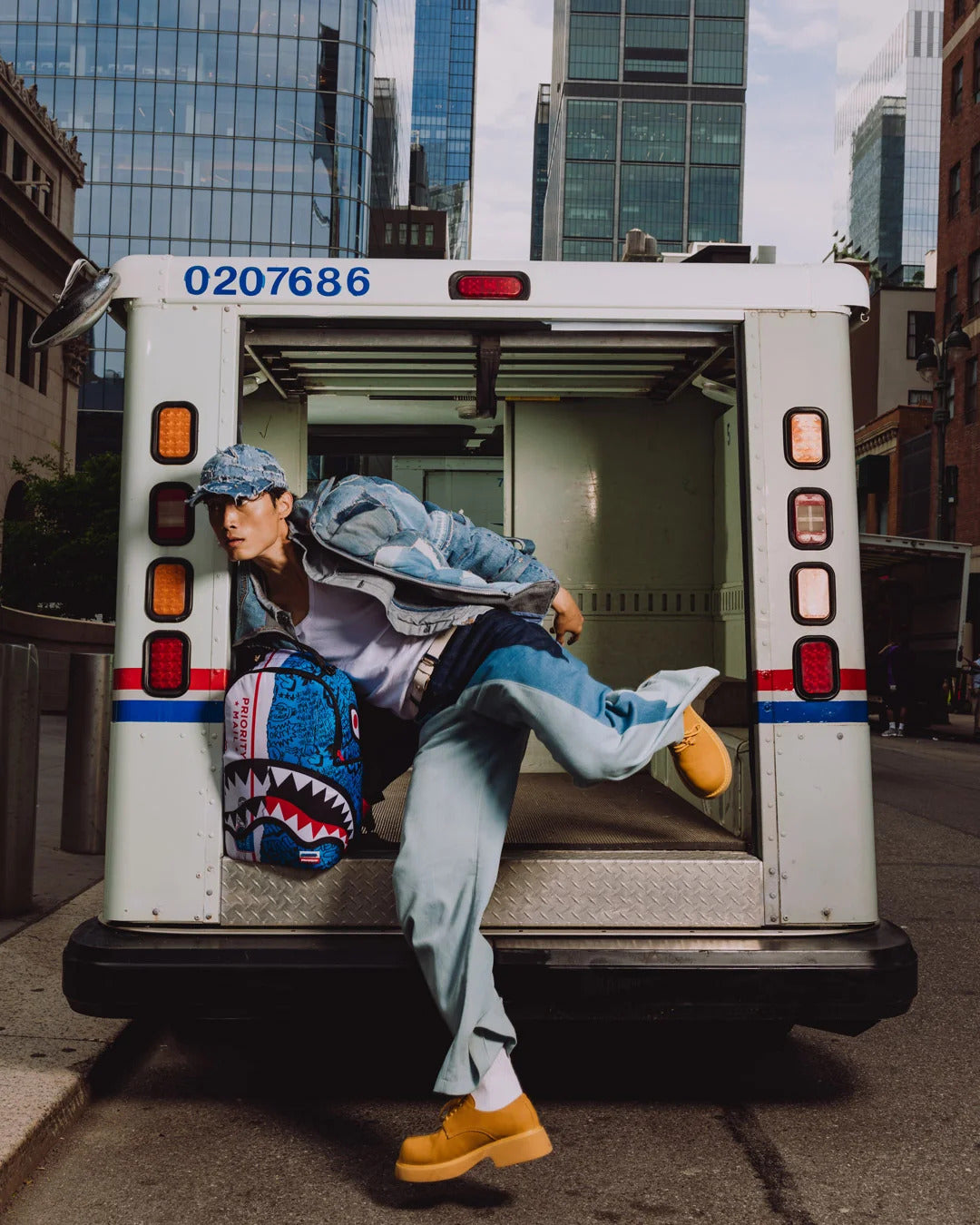 Sac à dos – USPS PRIORITY PACKAGE – SPRAYGROUND-Magna-Carta