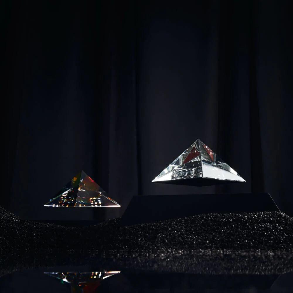 Pyramide en lévitation - Noir/Cristal - Flyte-Magna-Carta